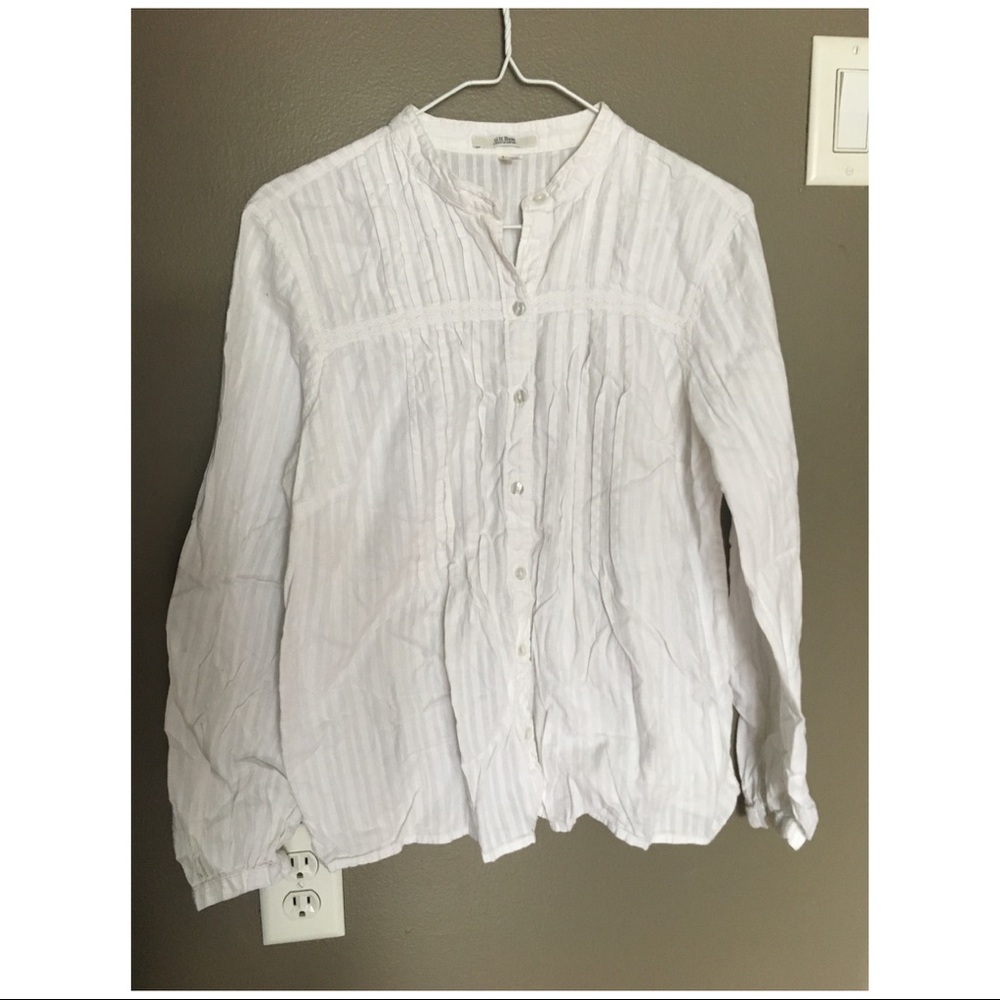 G. H. BASS White Button Pleated Front Top
